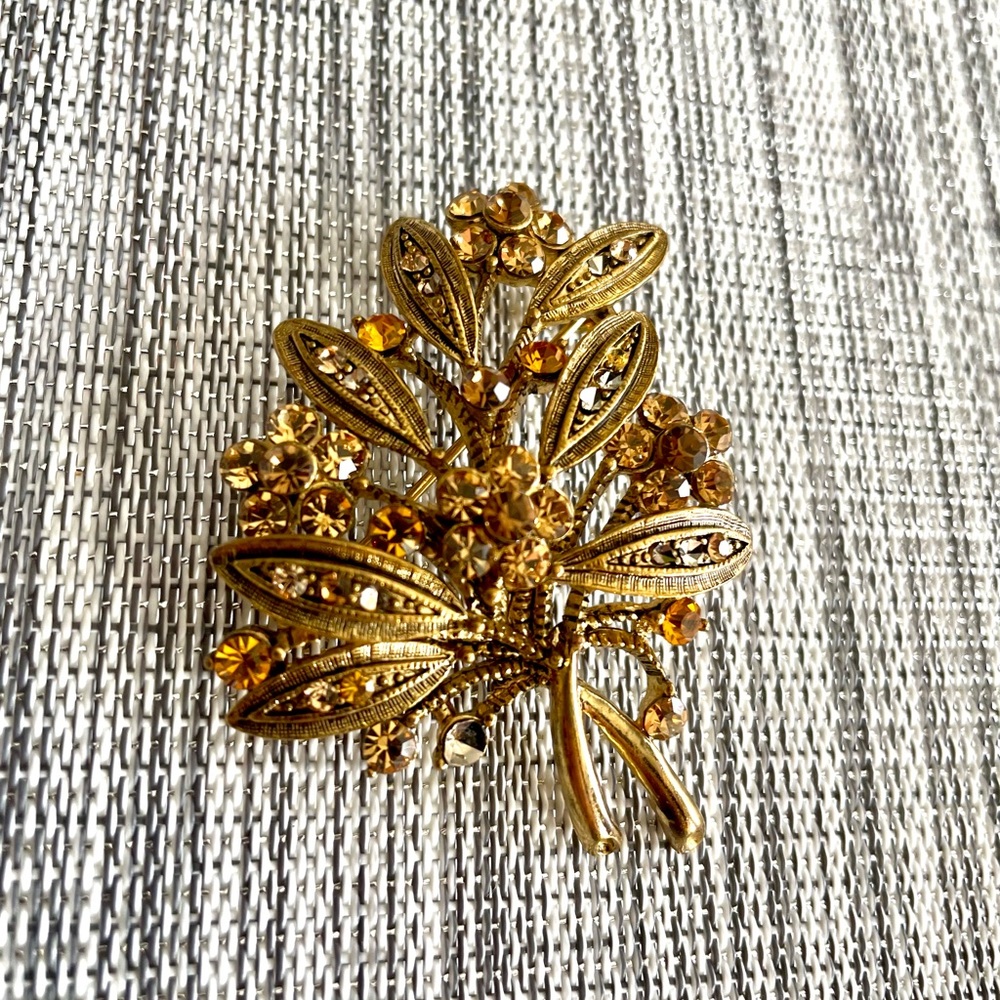 GOLD FLORAL BROOCH